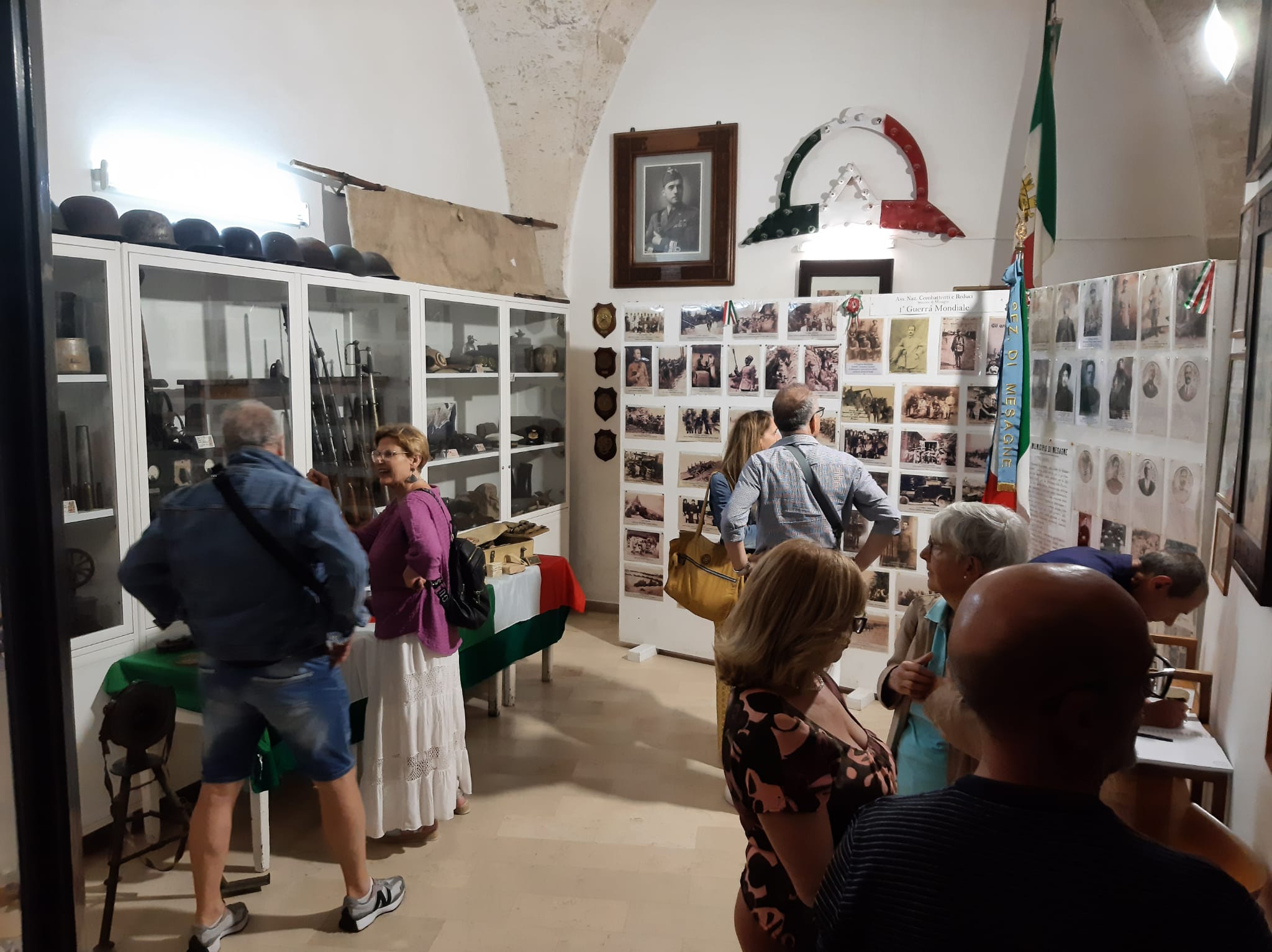 Museo_militare_con_visitatori_2.jpg