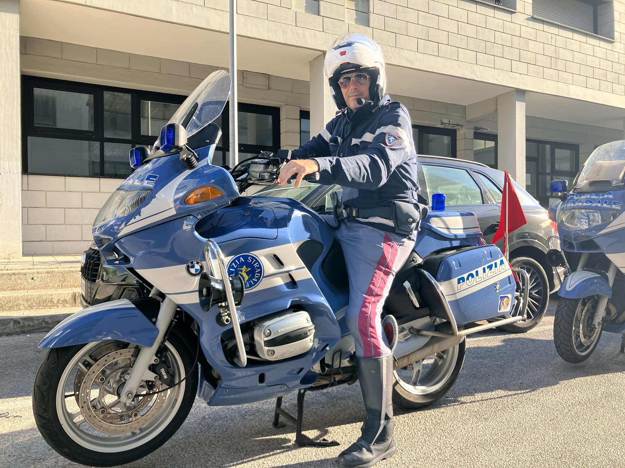 POLIZIA_IN_MOTO_DAVANTI_QUESTURA_DI_BRINDISI.jpg