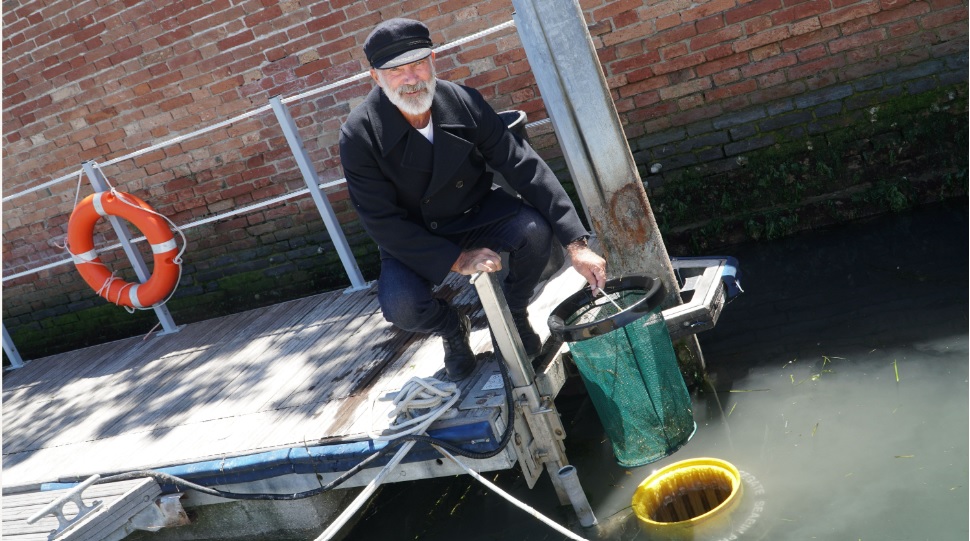 capitan_findus_raccogli_rifiuti_in_mare.jpg