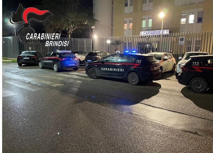 carabinieri_caserma_e_auto_esterne.jpg