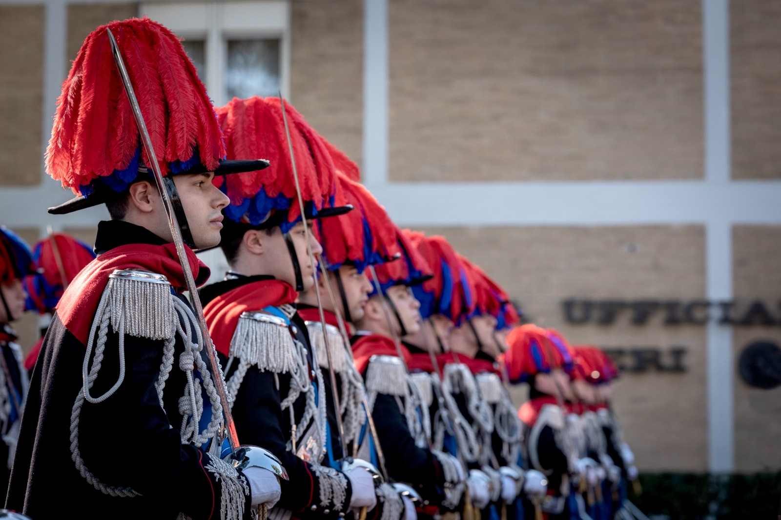 carabinieri_schierati_in_alta_uniforme.jpg