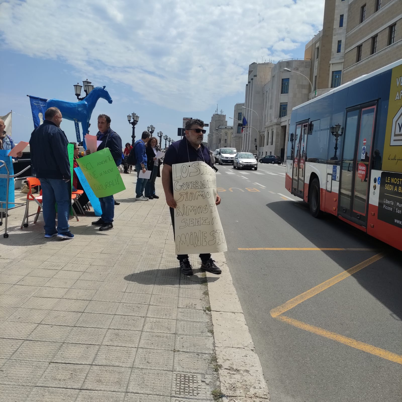 centro_marco_cavallo_sit_in_a_bari_davanti_alla_regione_2.jpg