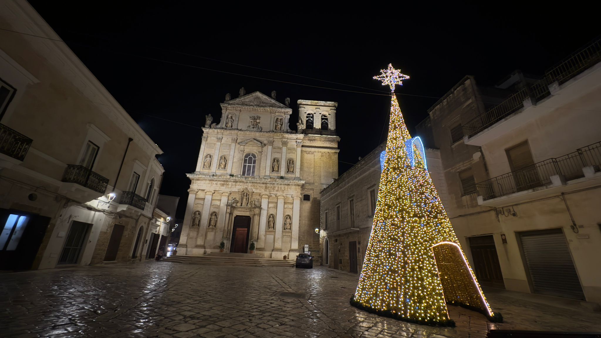 chiesa_madre_e_albero_natalizio.jpg