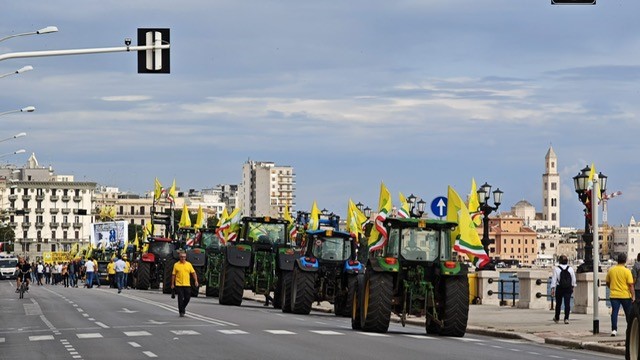 coldiretti_protesta_di_agricoltori_con_i_trattori_3.jpg