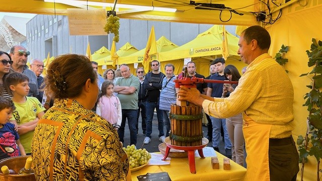 coldiretti_stand_vendemmia_torchietto_vino_uva_2.jpg