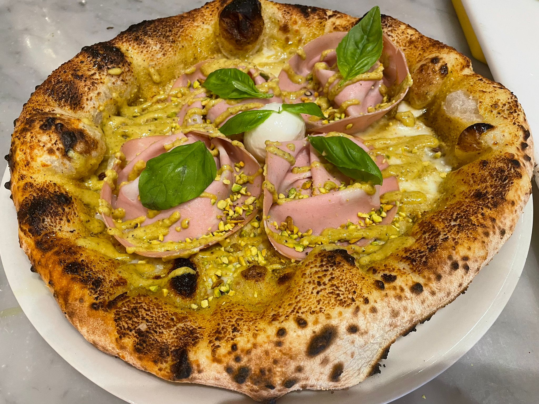 pizza_pistacchio_salame_e_basilico.jpg