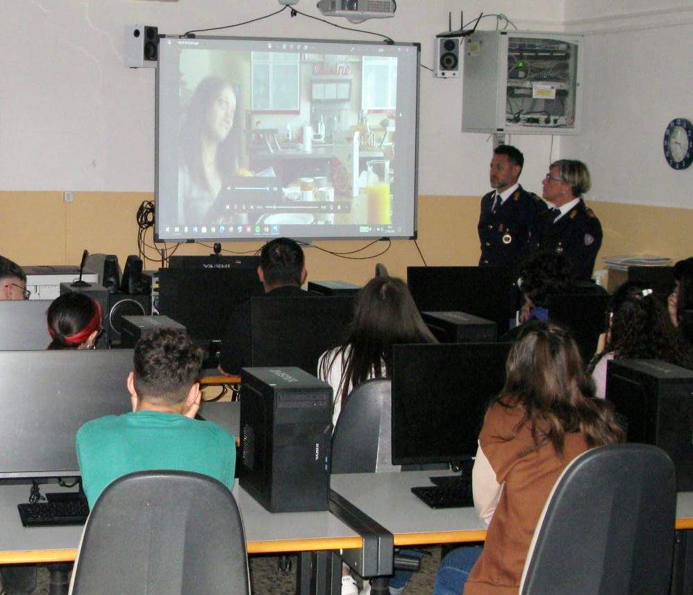 polizia_a_scuola_1.jpg