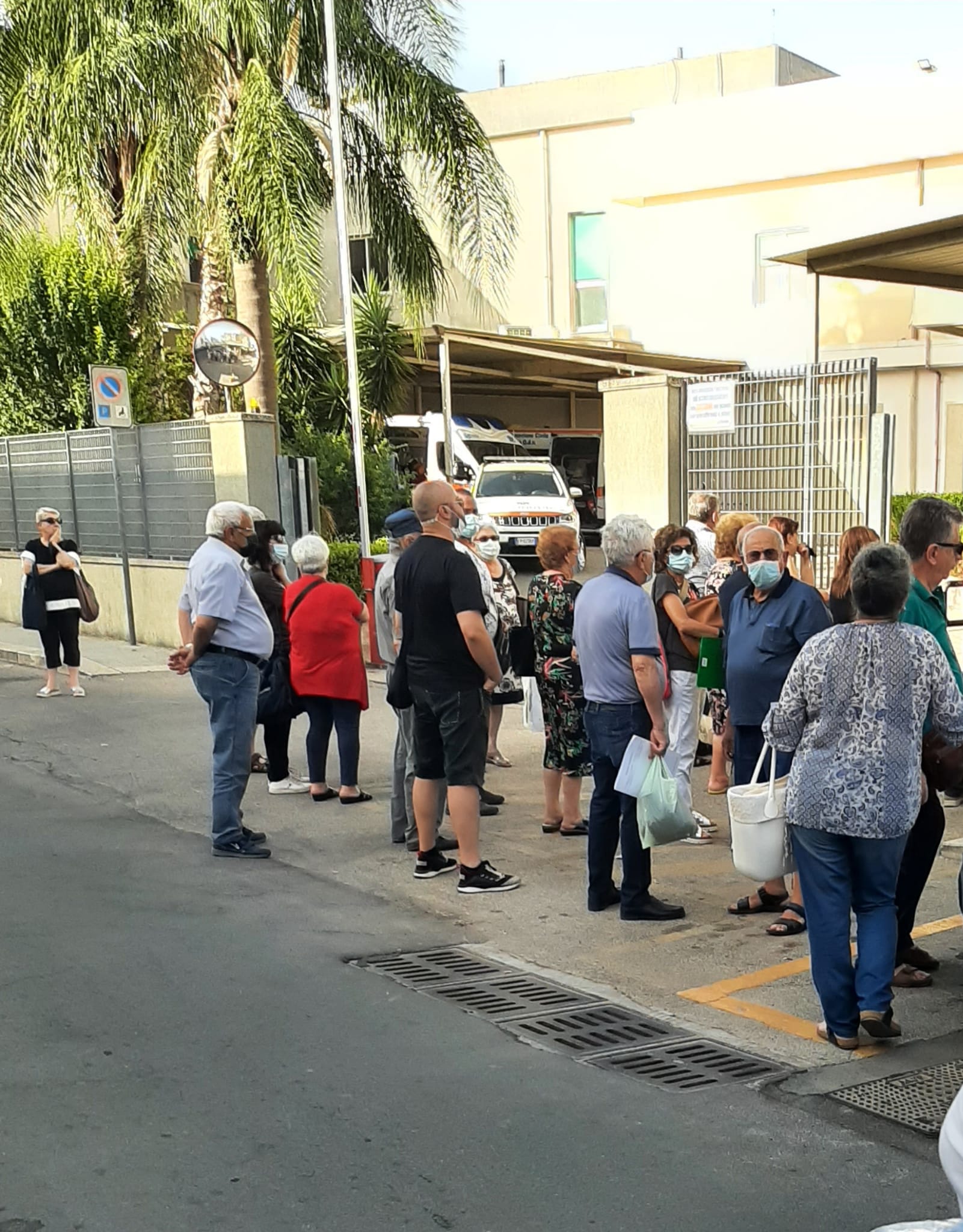 ospedale gente in attesa del triage