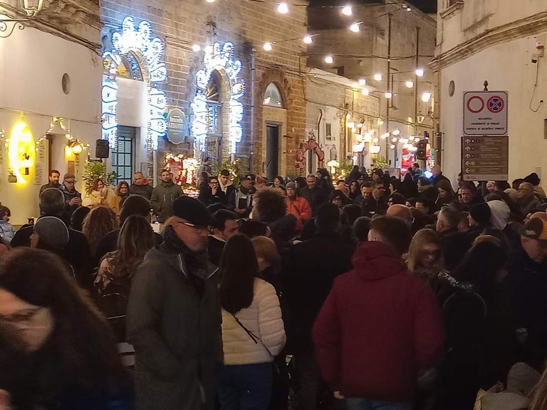 via_castello_piena_di_gente_dicembre_2023.jpg