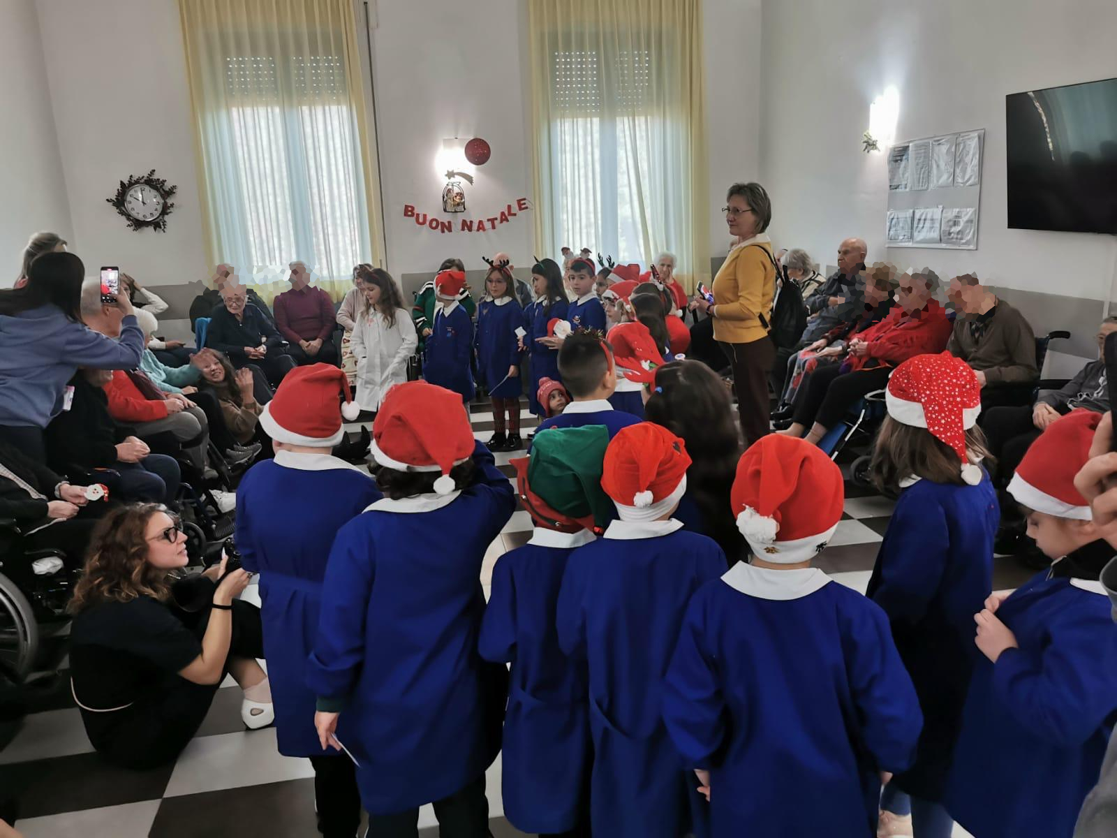 villa_iris_anziani_e_bambini_natale_3.jpg