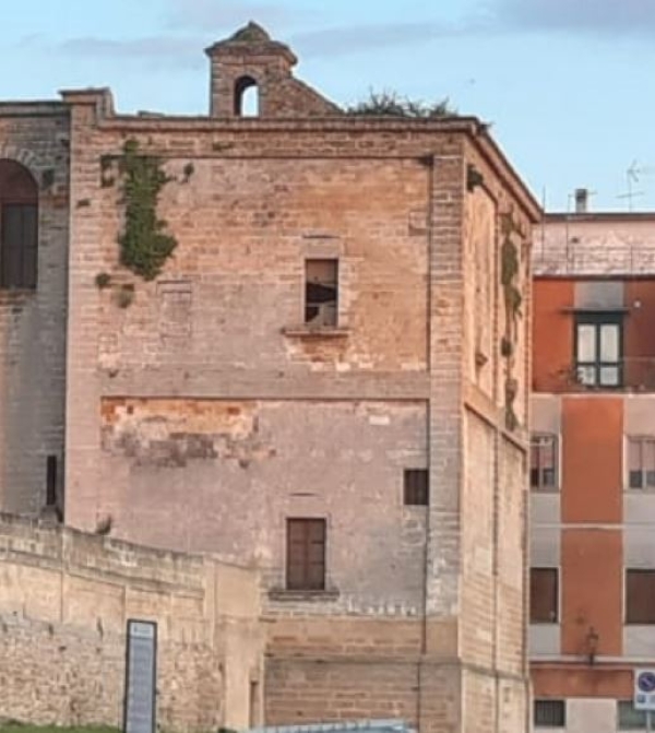 Mesagne. Guano ed erbacce deturpano la chiesa di Sant&#039;Anna