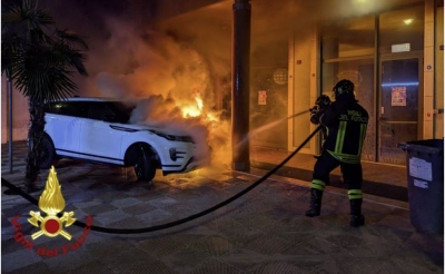 Auto a fuoco nella notte, indagano i carabinieri