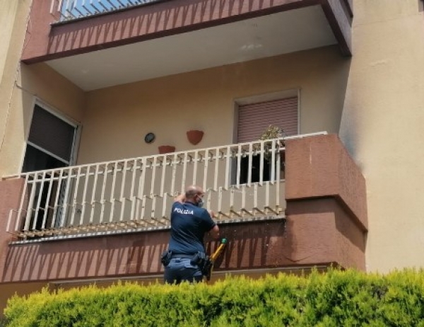 Mesagne. Incendio su un balcone, interviene la polizia