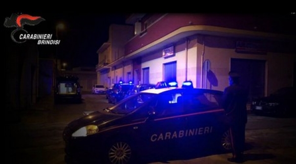 Inveisce contro i Carabinieri durante il controllo notturno, arrestato