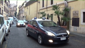 Forzano un posto di controllo, gettando lo stupefacente dal finestrino, arrestati.