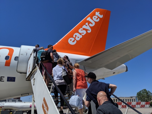 Stamattina voli cancellati Easyjet Brindisi Milano e ritorno, ai passeggeri 250 euro