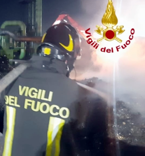 Auto a fuoco nella notte, intervengono i vigili del fuoco