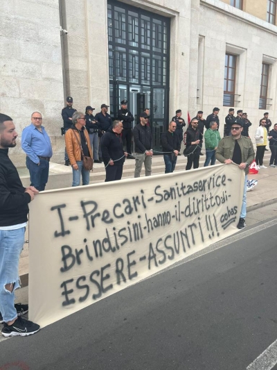 I precari della Sanità service di Brindisi protestano a Bari