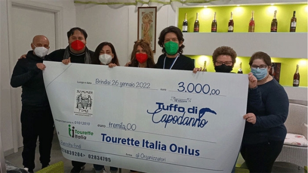 Tuffo di Capodanno 2022 a Brindisi - Chiusa la XII edizione. Consegnati a Tourette Italia Onlus € 3.000 raccolti