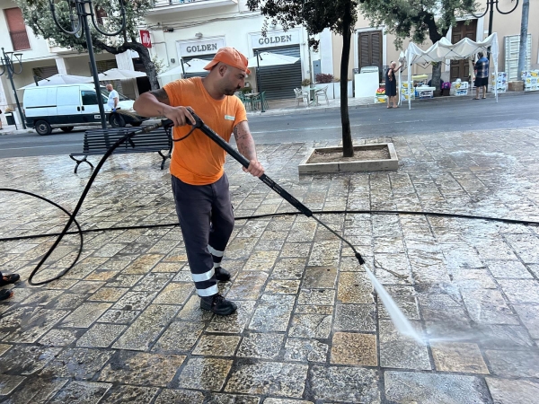 Mesagne. Blitz nella vila comunale, non è la polizia, ma la pulizia (Fotoservizio)