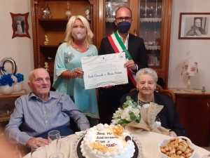 L’Amministrazione comunale ha omaggiato Paolo Dicarolo e Maria Pertosa per i loro 70 anni di nozze