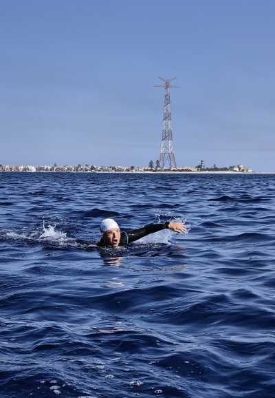 Monica Priore mentre nuota nello stretto di Messina