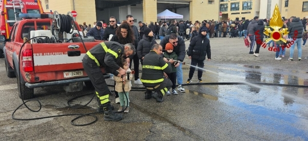 La Befana dei vigili del fuoco di Brindisi è arrivata dal cielo