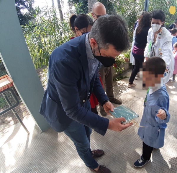 Il Sindaco Antonello Denuzzo in visita alla scuola Distante 1