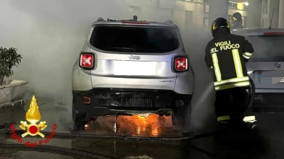 Altra auto a fuoco nella notte