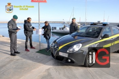 La Gdf sequestra nel porto di Brindisi 30mila cappellini contraffatti