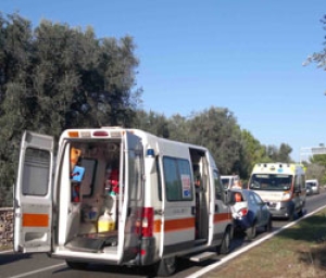 Scontro tra 3 auto con 2 donne ferite