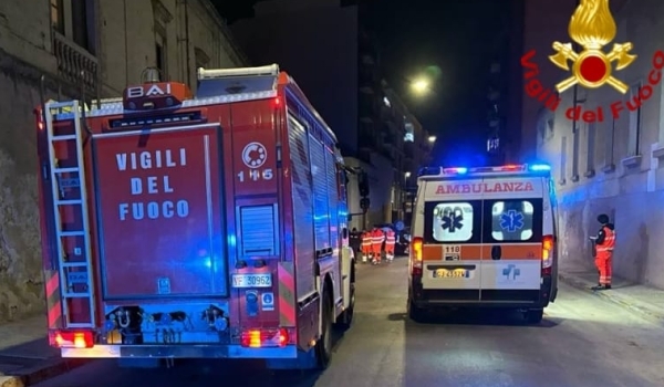 Incendio di un appartamento, intervengono due squadre dei vigili del fuoco