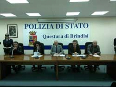 9 arresti della polizia per operazione &quot;Gold cars&quot; (guarda il video)