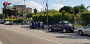 I carabinieri controllano 500 persone e ne denunciano 5