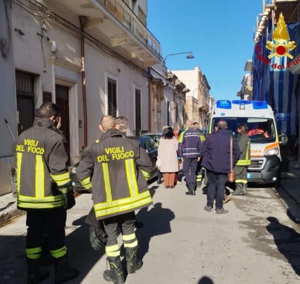 Abitazione a fuoco con un uomo intrappolato al suo interno