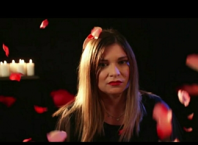 Terzo singolo per la cantante brindisina Silvia Flores. Videoclip girato a Brindisi