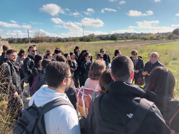 Studenti e architetti in visita lungo il Canale Reale in vista del Contratto di Fiume