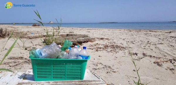 &quot;Spazziamo via l&#039;inverno&quot;: torna la pulizia spiagge di comunità di Torre Guaceto