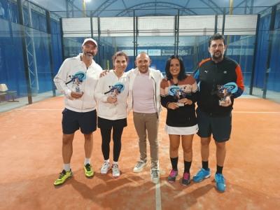 Padel Carmine Iaia con le coppie finaliste - Da sin l&#039;Avv Diego Rachiero e Laura Giuri vincitori e l&#039;Avv Viviana Labbruzzo e Marco Albanese