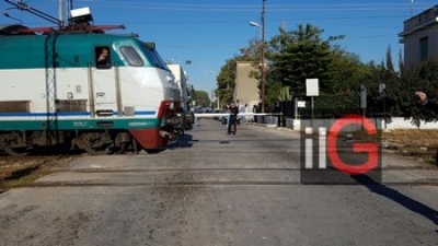 Mesagne. Auto bloccata nel passaggio a livello