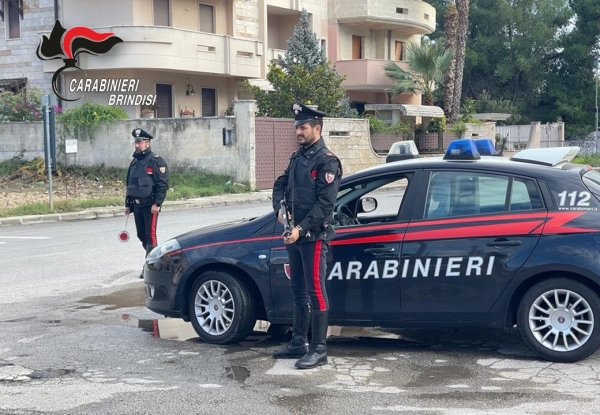 I carabinieri eseguono un arresto e una denuncia per droga e truffa