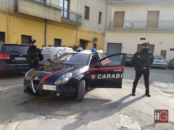 Mesagne. Alla vista dei carabinieri parrucchiera e cliente fuggono e si chiudono in sgabuzzino