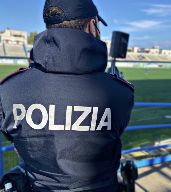 Dopo la partita di calcio di serie D “Fasano – Brindisi”, due uomini sono stati arrestati e tre denunciati dalla Polizia