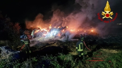 Prendono fuoco balle di paglia in un terreno agricolo