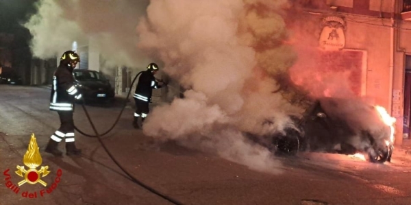 Un&#039;auto è andata a fuoco questa notte