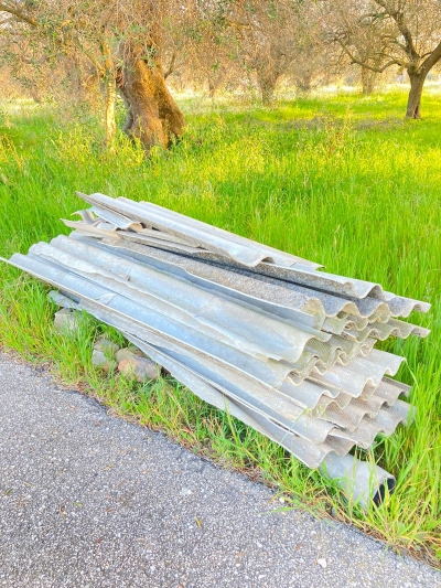 Mesagne. Scaricate in campagna due cataste di onduline