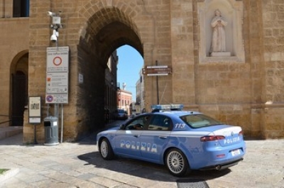 La polizia ritrova con il Gps l&#039;auto rubata poco prima a una donna