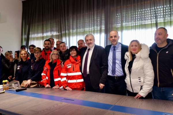 Emiliano alla firma dei contratti Sanitaservice presso l’ospedale Perrino