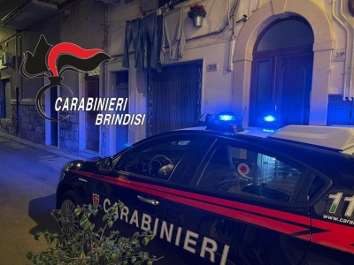 Accoltella la moglie per dissidi familiari e si costituisce ai Carabinieri, arrestato