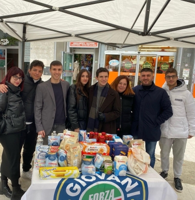 IN PIAZZA CAIROLI SVOLTA RACCOLTA DI BENEFICENZA DA FORZA ITALIA GIOVANI BRINDISI